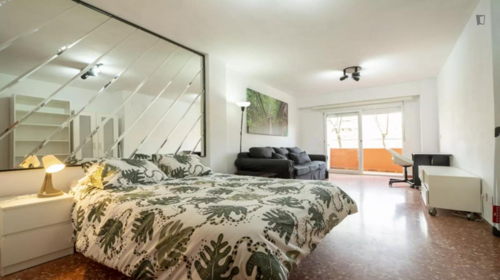 Spacious single bedroom with balcony in Patraix - Valence - chambre - ImmoJeune