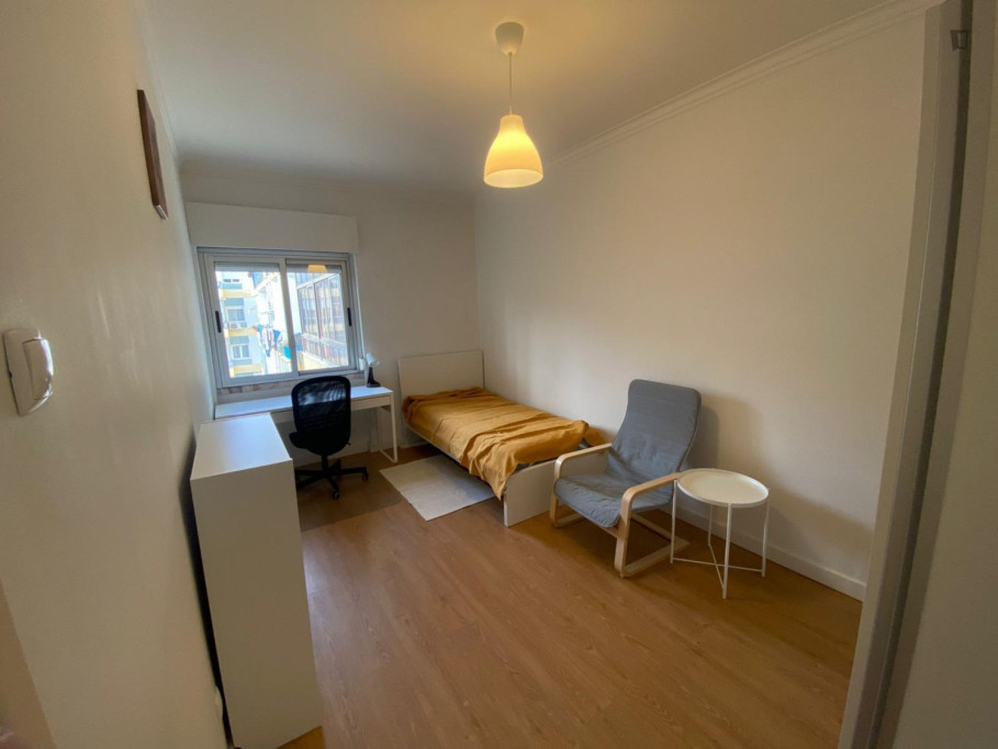Modern Room in Central Odivelas, 7min Walk to Metro, Easy Lisbon Center Access - Lisbonne - chambre - ImmoJeune