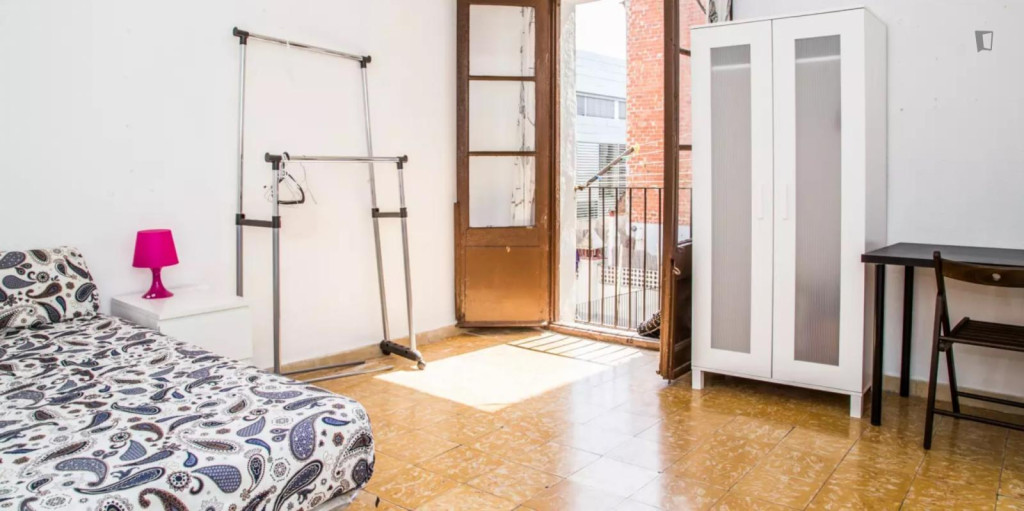 Spacious single bedroom in a shared flat in the vibrant El Raval neighbourhood - Barcelone - chambre - ImmoJeune