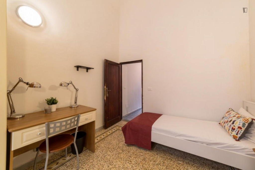 Bed in a bright twin bedroom, in Santa Maria Novella - Florence - chambre - ImmoJeune