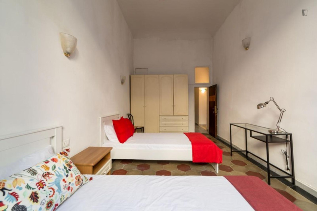 Bed in a very comfy twin bedroom, in Santa Maria Novella - Florence - chambre - ImmoJeune