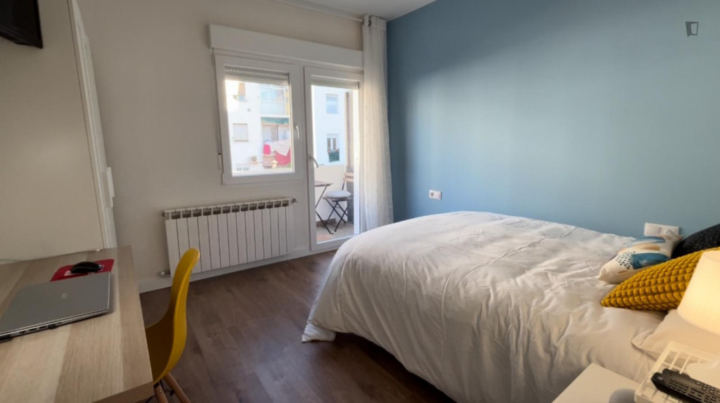 Bright double bedroom near the Portillo train station - Zaragoza - chambre - ImmoJeune