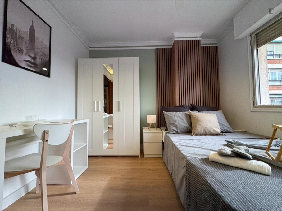 Beautiful double bedroom with access to a balcony, well connected to the city center - Madrid - chambre - ImmoJeune