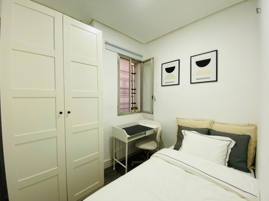 Cosy single bedroom in shared flat in the central Cortes neighbourhood - Madrid - chambre - ImmoJeune