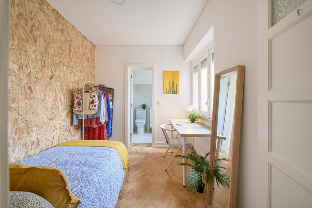 Charming ensuite bedroom close to Roma-Areeiro metro station - Lisbonne - chambre - ImmoJeune
