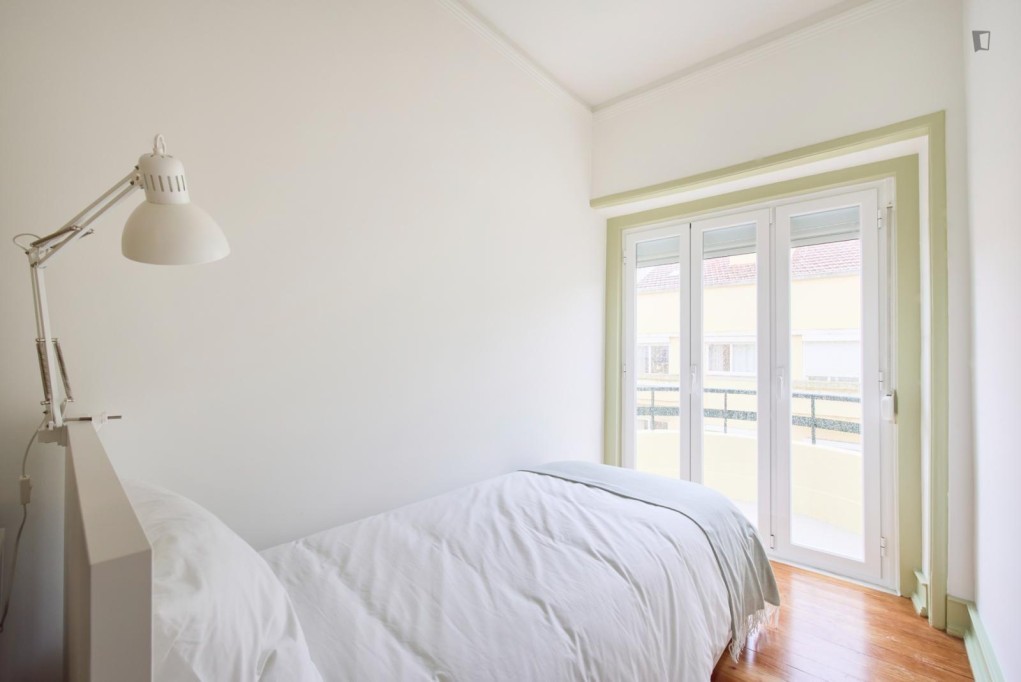 Breezy single bedroom with a balcony, in Alcântara - Lisbonne - chambre - ImmoJeune