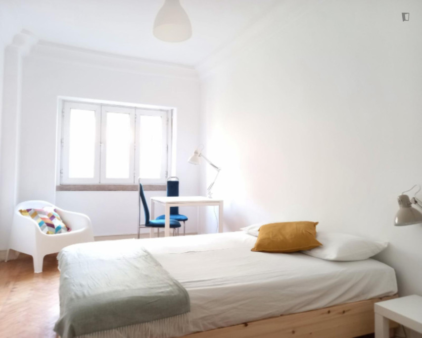 Brilliant Double Bedroom close to Anjos Metro - Lisbonne - chambre - ImmoJeune