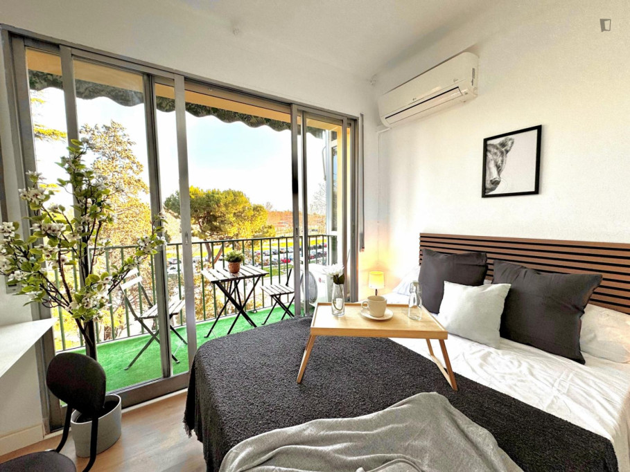 Stupendous double bedroom with a balcony, in Abrantes - Madrid - chambre - ImmoJeune