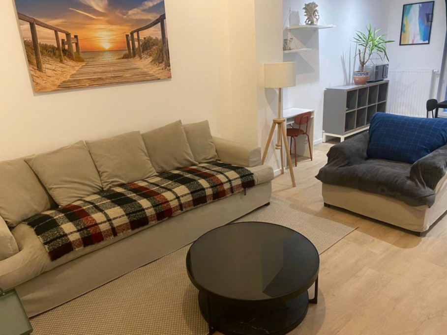 Vibrant 1 Bedroom Apartment with a Backyard close to Clemenceau Metro - Bruxelles - chambre - ImmoJeune