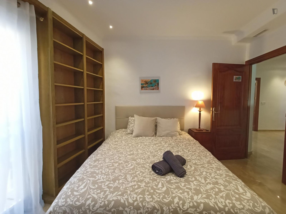 Excellent double bedroom near the El Palmeral park