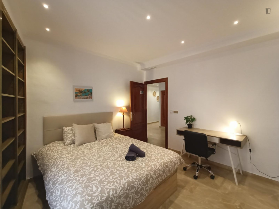 Excellent double bedroom near the El Palmeral park