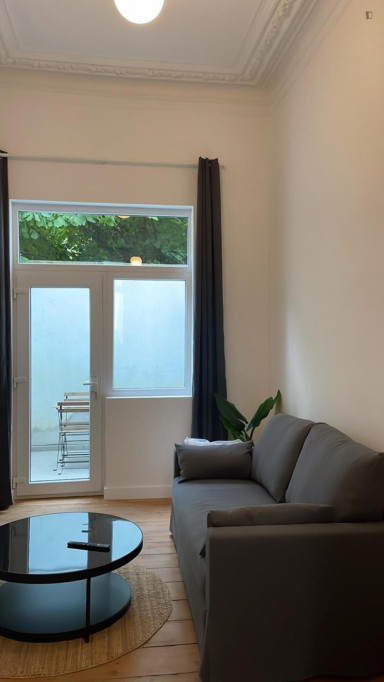 Cozy 1 Bedroom Apartment with a Backyard close to  Brussels Midi Train Station - Bruxelles - chambre - ImmoJeune