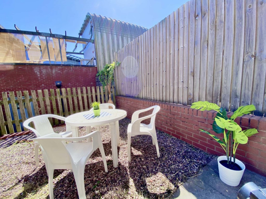 City Centre Townhouse - Garage - Parking