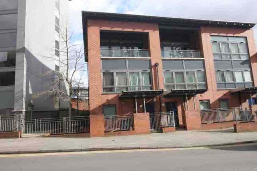 City Centre Townhouse - Garage - Parking