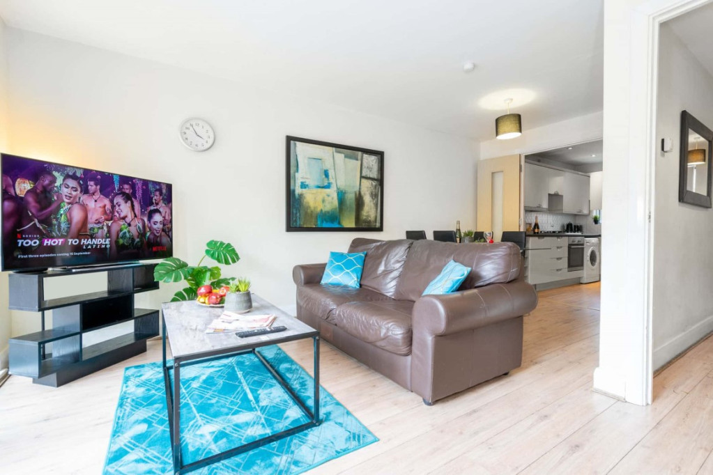 City Centre Townhouse - Garage - Parking