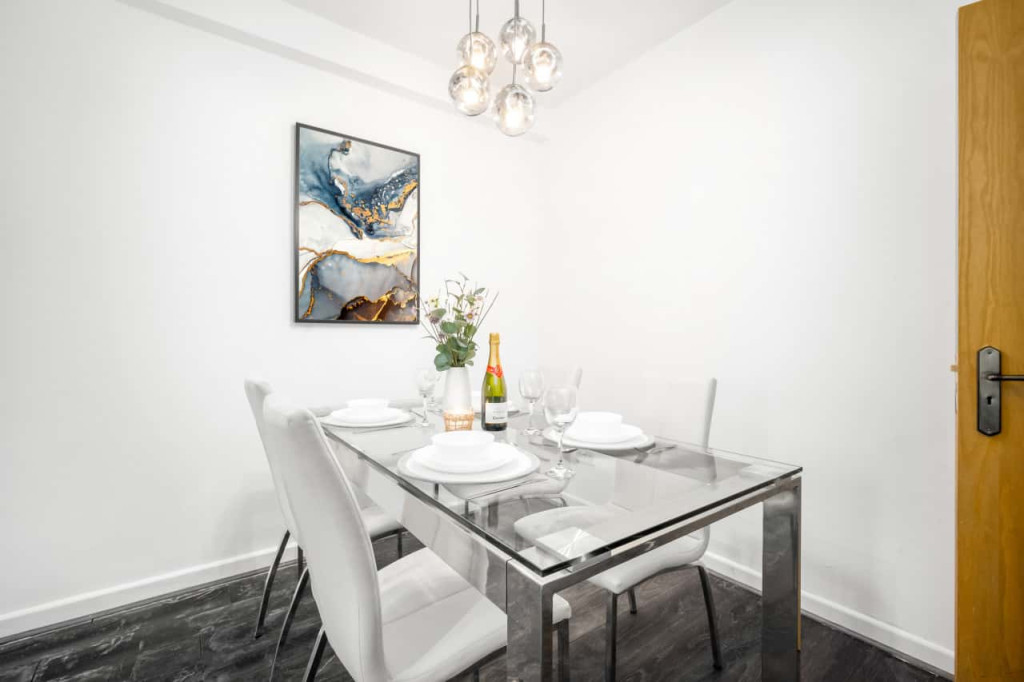 B1 Apartment - 2 Double Bedrooms - Secure Parking