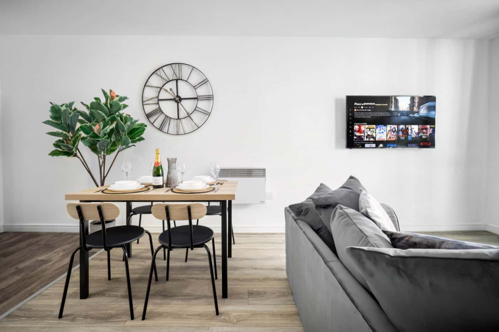Luxe Apartment - 2 Bedrooms - Central - Balcony