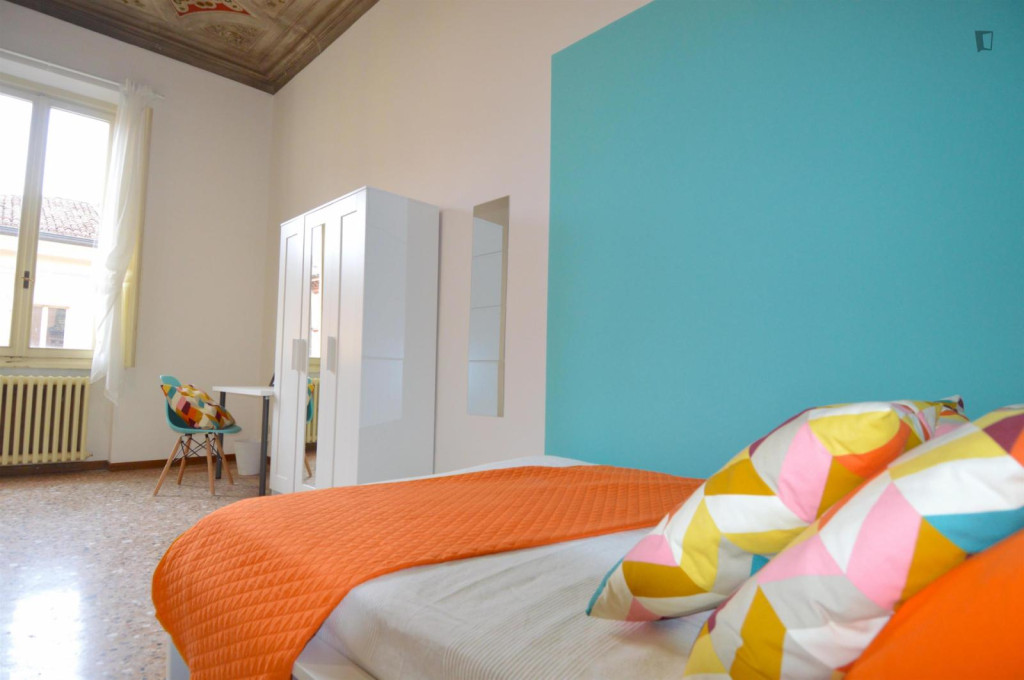 Spacious double bedroom in the heart of Modena - Modena - chambre - ImmoJeune