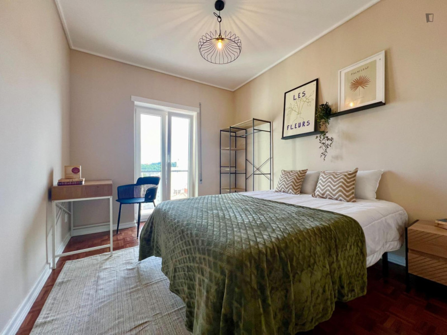 Modern Double Bedroom with a balcony close to University of Coimbra - Coimbra - chambre - ImmoJeune