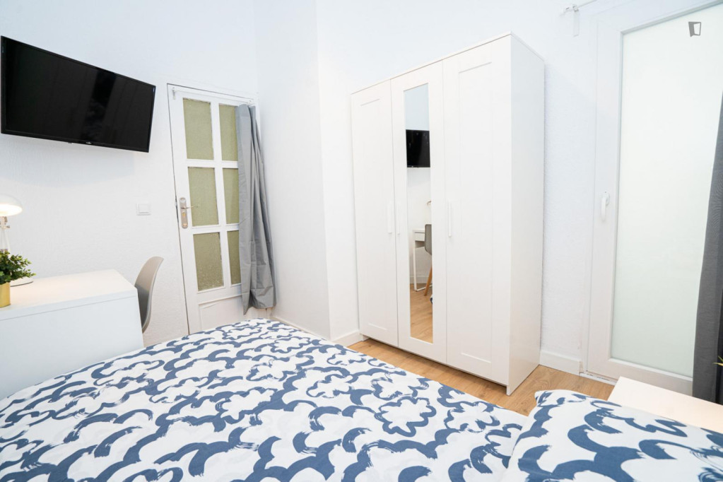 Attractive double bedroom in a property with balcony - Valence - chambre - ImmoJeune