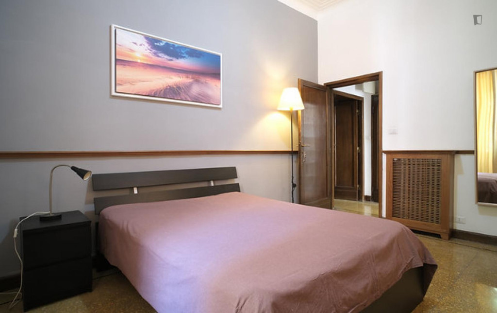 Welcoming double bedroom a in 4-bedroom flat in front of LUISS - Rome - chambre - ImmoJeune
