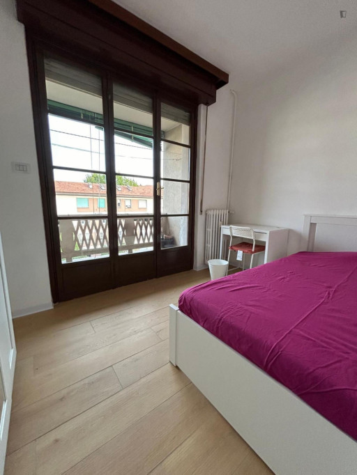 Bright double bedroom with balcony in a 5-bedroom apartment close to Bovisa - Milan - chambre - ImmoJeune