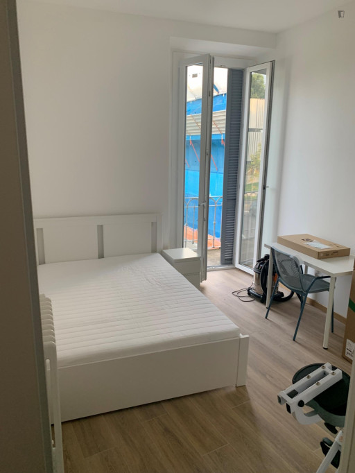 Double bedroom, with balcony, in 3-bedroom apartment - Milan - chambre - ImmoJeune