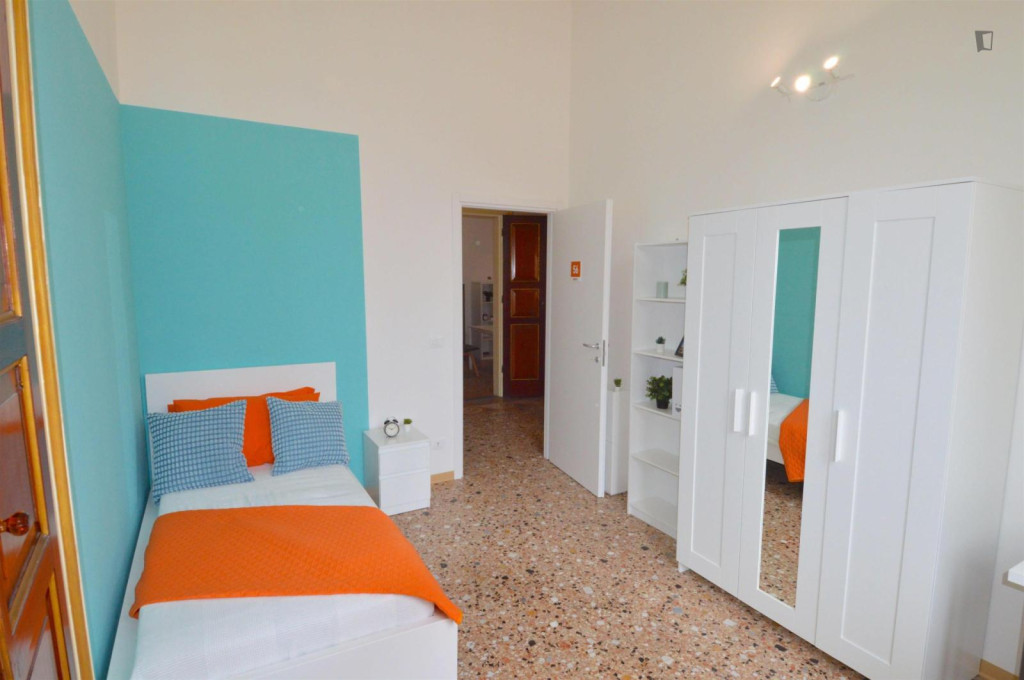Neat single bedroom in the centre of Modena - Modena - chambre - ImmoJeune