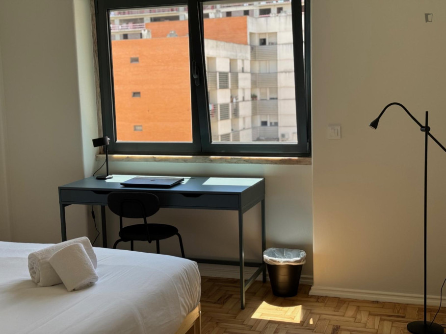 Very cool ensuite bedroom next to Entrecampos train - Lisbonne - chambre - ImmoJeune