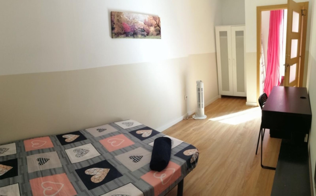 Spacious single bedroom in nice shared flat in El Raval - Barcelone - chambre - ImmoJeune