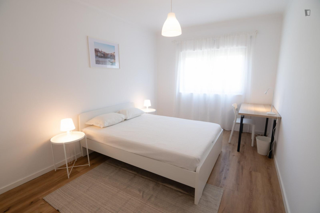 Sunny double bedroom - Vila Nova de Gaia - chambre - ImmoJeune