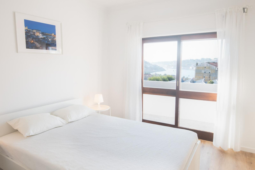 Modern double bedroom, close to transport and tourist attractions - Vila Nova de Gaia - chambre - ImmoJeune
