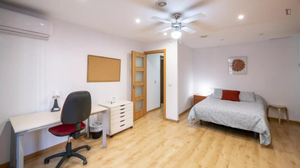 Spacious double bedroom near the Pl. Espanya metro - Valence - chambre - ImmoJeune