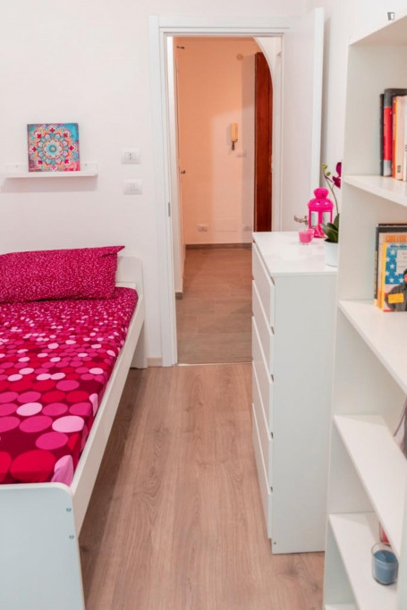 Cosy single bedroom in a 5-bedroom flat close to Vittorio veneto square - Turin - chambre - ImmoJeune