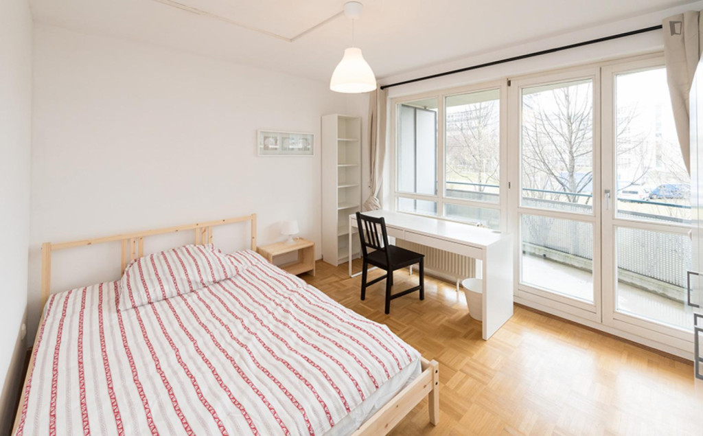 Ample double bedroom with a balcony, in Neuhausen-Nymphenburg - Munich - chambre - ImmoJeune