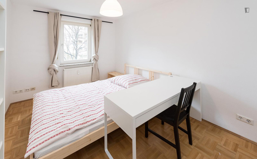 Very double bedroom neaer the Donnersbergerbrücke train station  - Munich - chambre - ImmoJeune