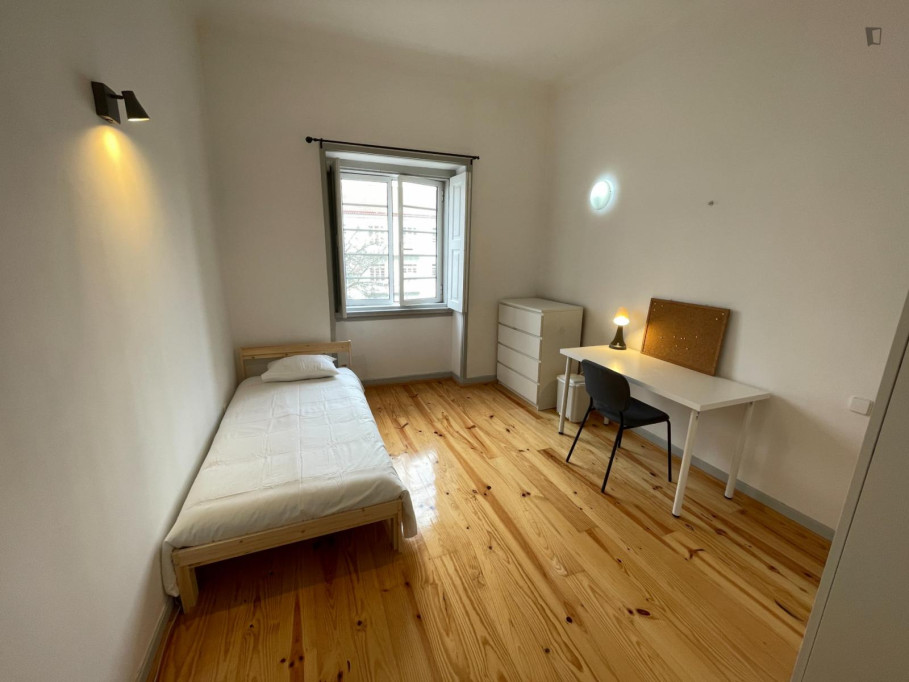 Alluring Single Bedroom close to University of Coimbra - Coimbra - chambre - ImmoJeune