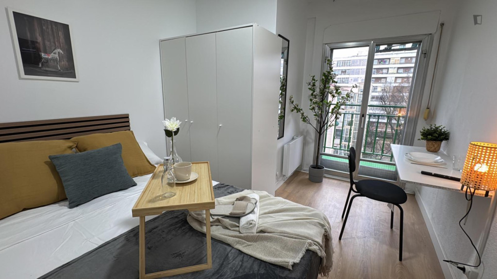Superb double bedroom with a balcony, in Las Aguilas - Madrid - chambre - ImmoJeune