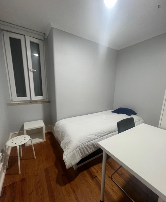 Nice bedroom close to Anjos metro station - Lisbonne - chambre - ImmoJeune