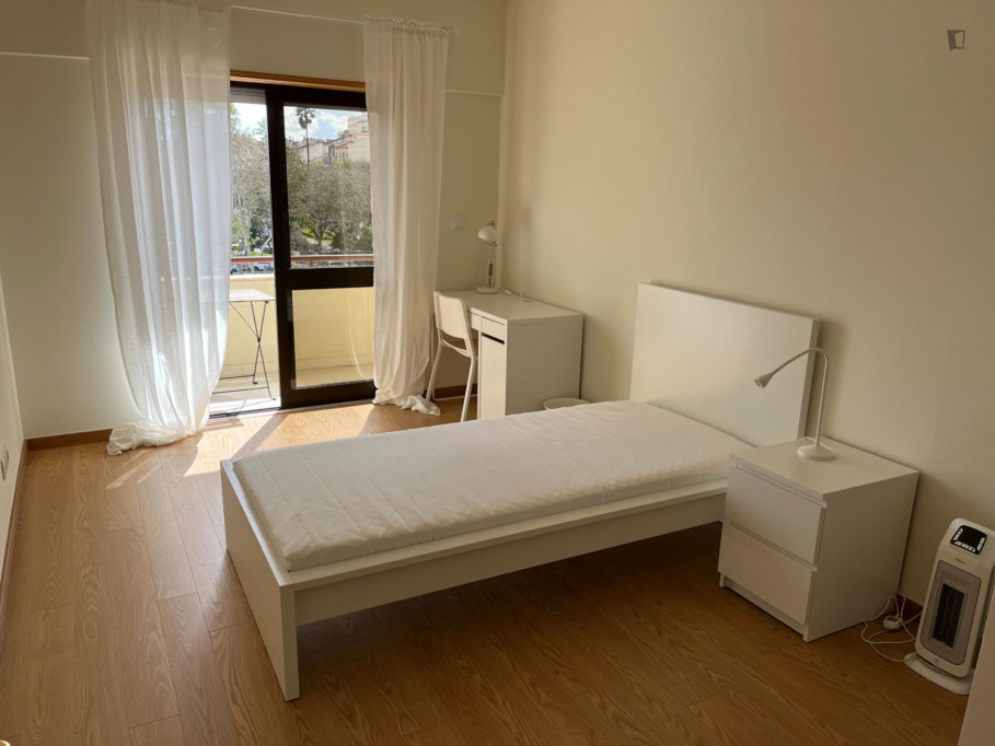 Comfortable bedroom a reasonable distance from the Arroios metro station - Lisbonne - chambre - ImmoJeune