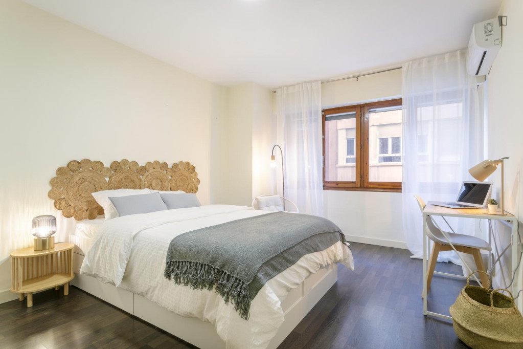 Bedroom for rent in Pablo Iglesias 29, Alicante