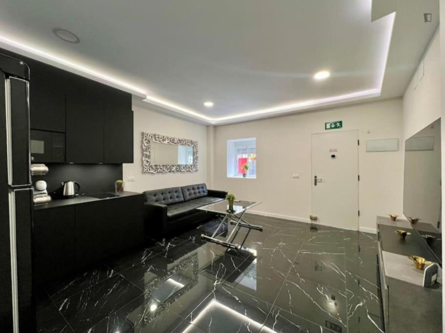 Tasteful 1-bedroom apartment near Facultad de Ciencias Económicas y Empresariales  - Malaga - chambre - ImmoJeune