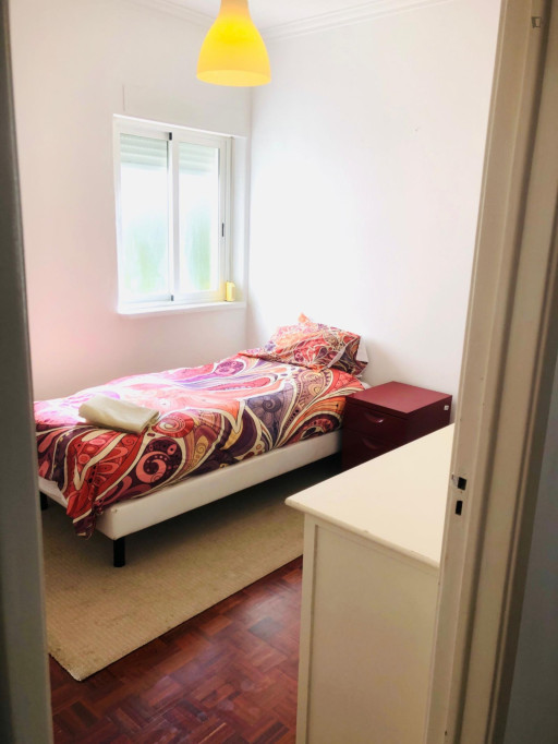Sunny bedroom in a flat 3 min walking from Damaia train station - Lisbonne - chambre - ImmoJeune