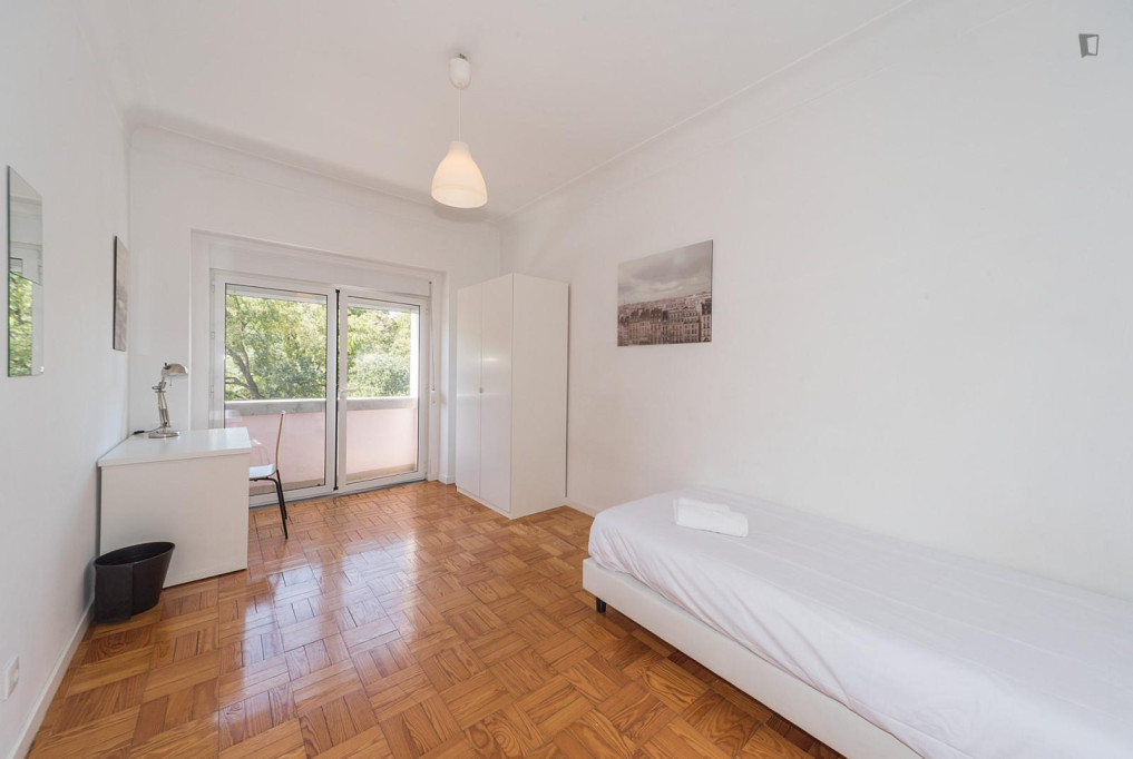 Large single bedroom with a balcony, in Sete Rios - Lisbonne - chambre - ImmoJeune