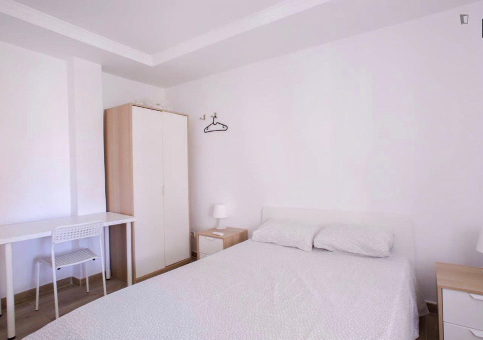 Bright bedroom in 4 bedroom apartment - Valence - chambre - ImmoJeune