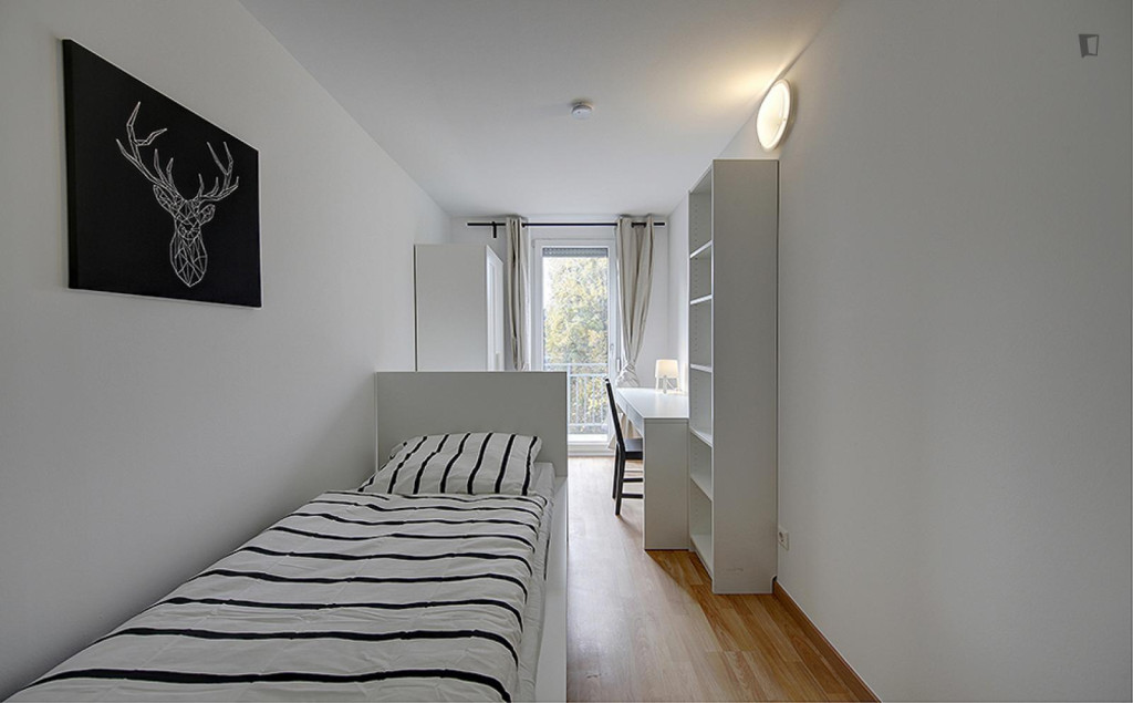 Welcoming single bedroom near the Rosensteinbrücke metro - Stuttgart - chambre - ImmoJeune