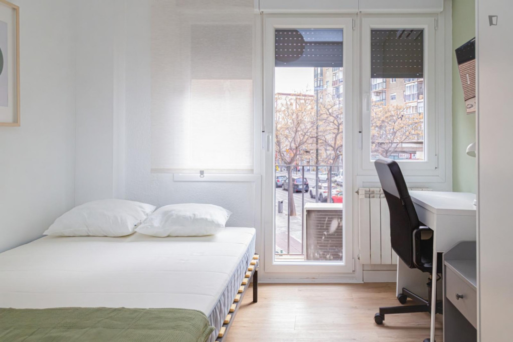 Appealing single bedroom with balcony - Zaragoza - chambre - ImmoJeune