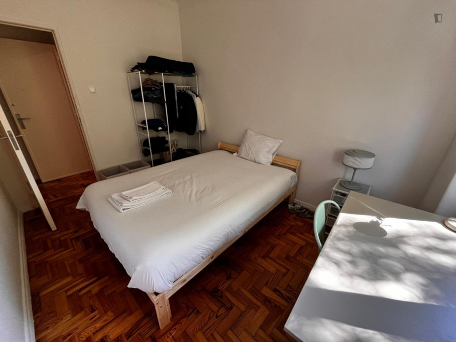 Cool bedroom in a 4-bedroom flat - Lisbonne - chambre - ImmoJeune