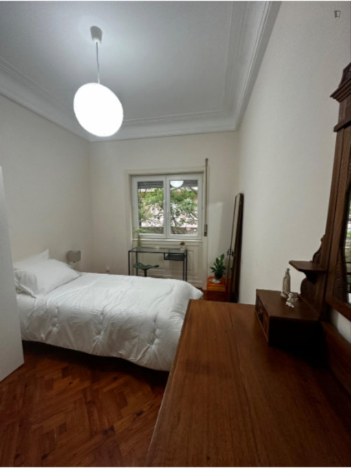 Thrilling Single Bedroom close to Trindade Metro - Porto - chambre - ImmoJeune