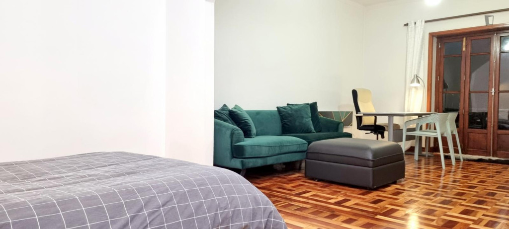 Double bedroom, with balcony, in 9-bedroom apartment